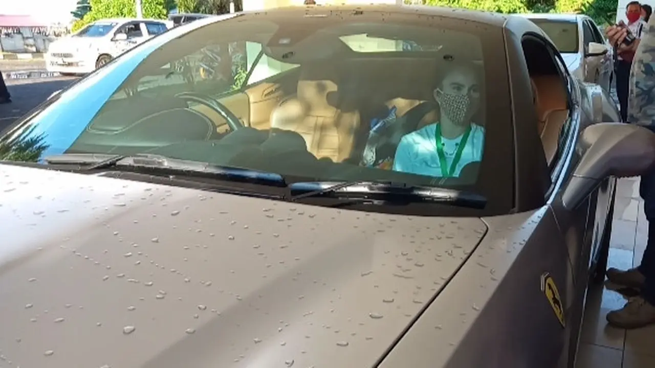 Putri Bupati Minahasa Utara Vonny Anneke Panambunan ini datang dengan menggunakan mobil Ferrari California.