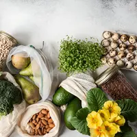 Bahan makanan yang terdiri dari sayur-sayuran,kacang, buah, dan telur puyuh (Foto Dok: Freepik/ sentelia).
