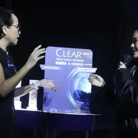 Christina Yusuf dan Agnez Monica sedang melakukan demo tentang ketombe. (Foto: FIMELA/Sherly Julia Halim).