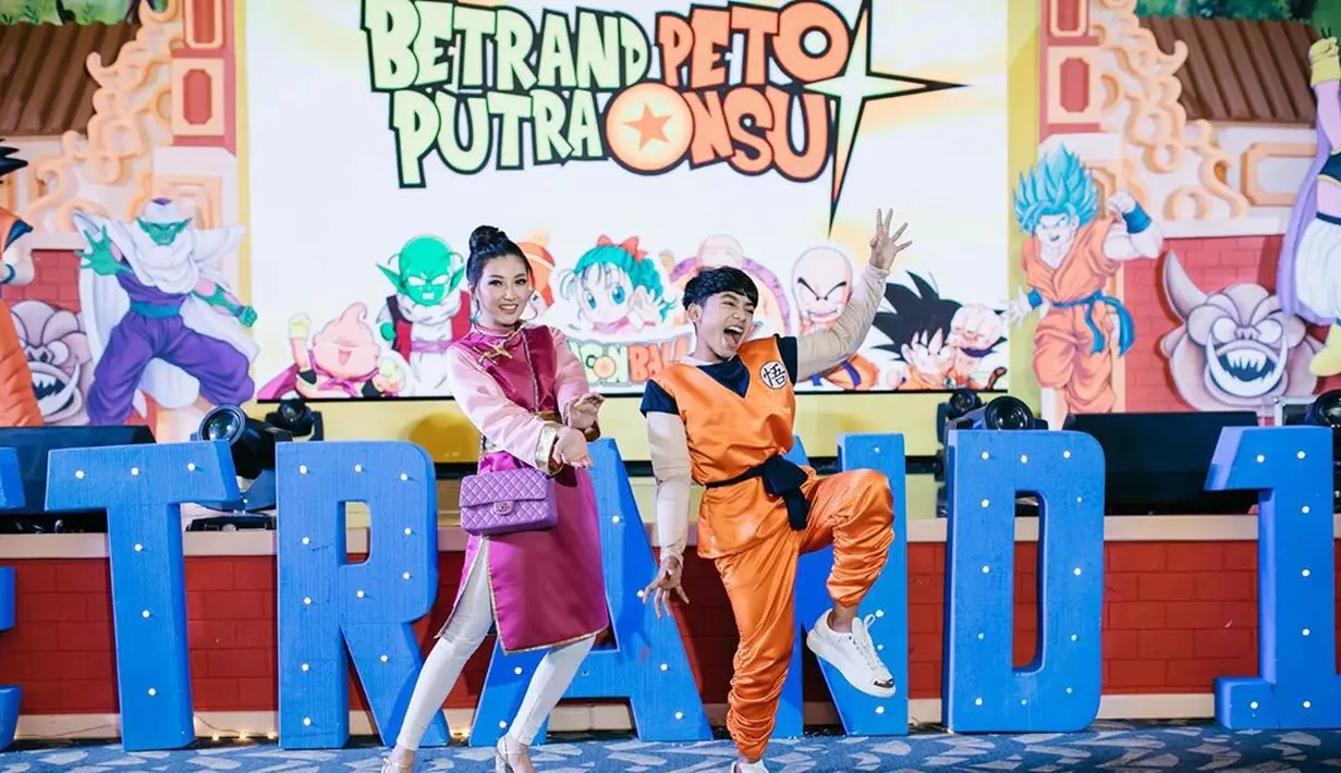 "Dia mintanya mobil-mobilan yang remote control," ucap Sarwendah. "Remote control doang. Kokoh mintanya paling gede remote control. Bun beli remote control buat kokoh ya. Hadiahnya boleh remote control aja ga," pungkas Betrand Peto. (Instagram/sarwendah29)