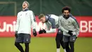 Pemain Liverpool, Mohamed Salah dan Alberto Moreno tertawa saat melakukan latihan jelang laga Liga Champions di Liverpool, Selasa (16/4). Liverpool akan berhadapan dengan FC Porto. (AP/Nigel French)