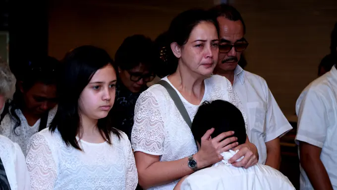 Roweina Umboh dan kedua anaknya.