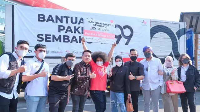 Gilang Widya Pramana atau dikenal dengan Crazy Rich Malang bersama J99 Corp dan MS Glow menyerahkan 5000 bantuan paket sembako kepada Kapolda Metro Jaya