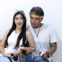 Pasangan kekasih Ammar Zoni dan Ranty Maria kembali dipertemukan dalam satu sinetron. Keduanya terlibat dalam sinetron Anak Langit produksi Sinemart. Sinteron keduanya tayang di SCTV. (Nurwahyunan/Bintang.com)