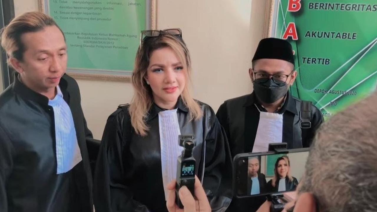 Yang jelas, kata Barbie, yang didampinginya itu bukanlah selebgram Virly Virginia, atau Siskaeee yang juga terseret dalam kasus tersebut.<br>
