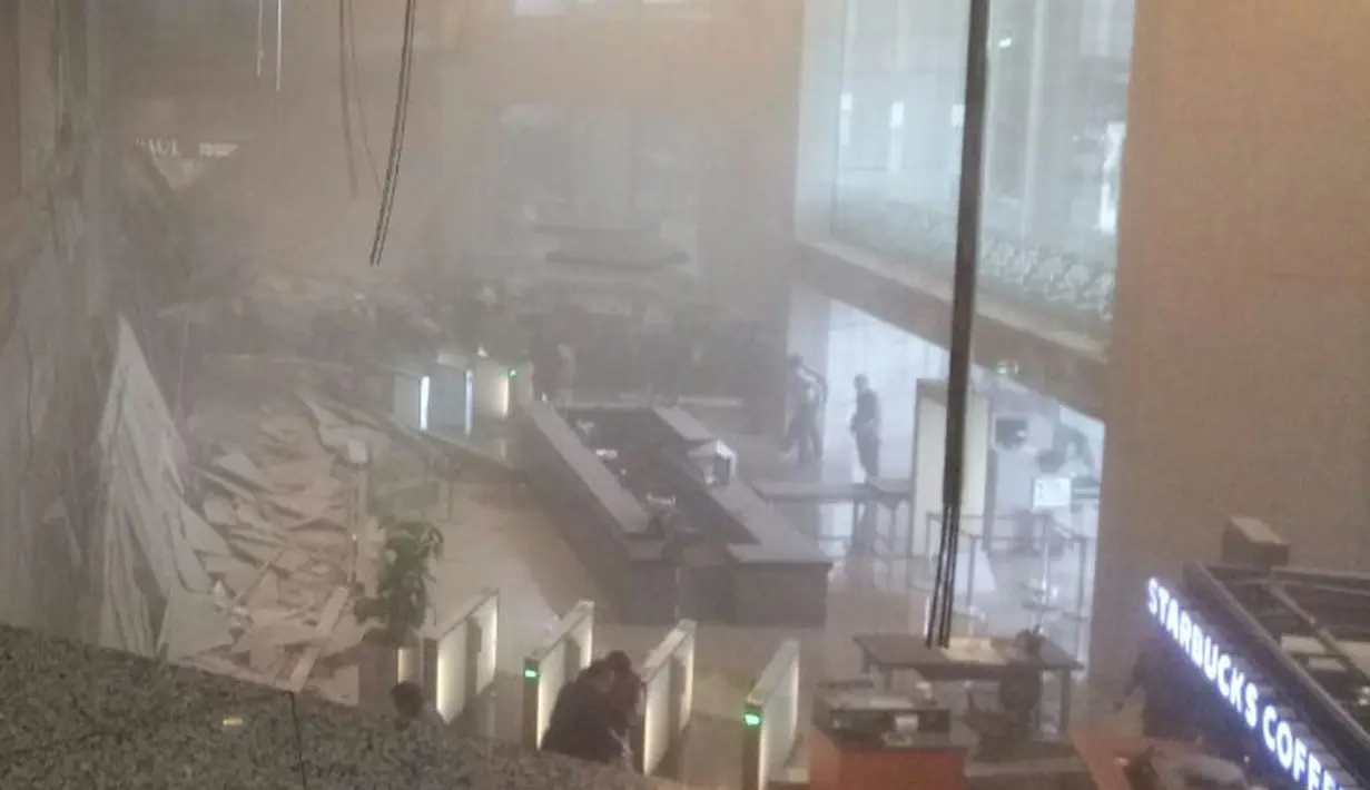 Balkon lantai 1 tower II Bursa Efek Indonesia (BEI) roboh, Jakarta, Senin (15/1). Belum ada penjelasan resmi dari pihak terkait tentang penyebab robohnya koridor dua BEI.. (Liputan6.com/istimewa)