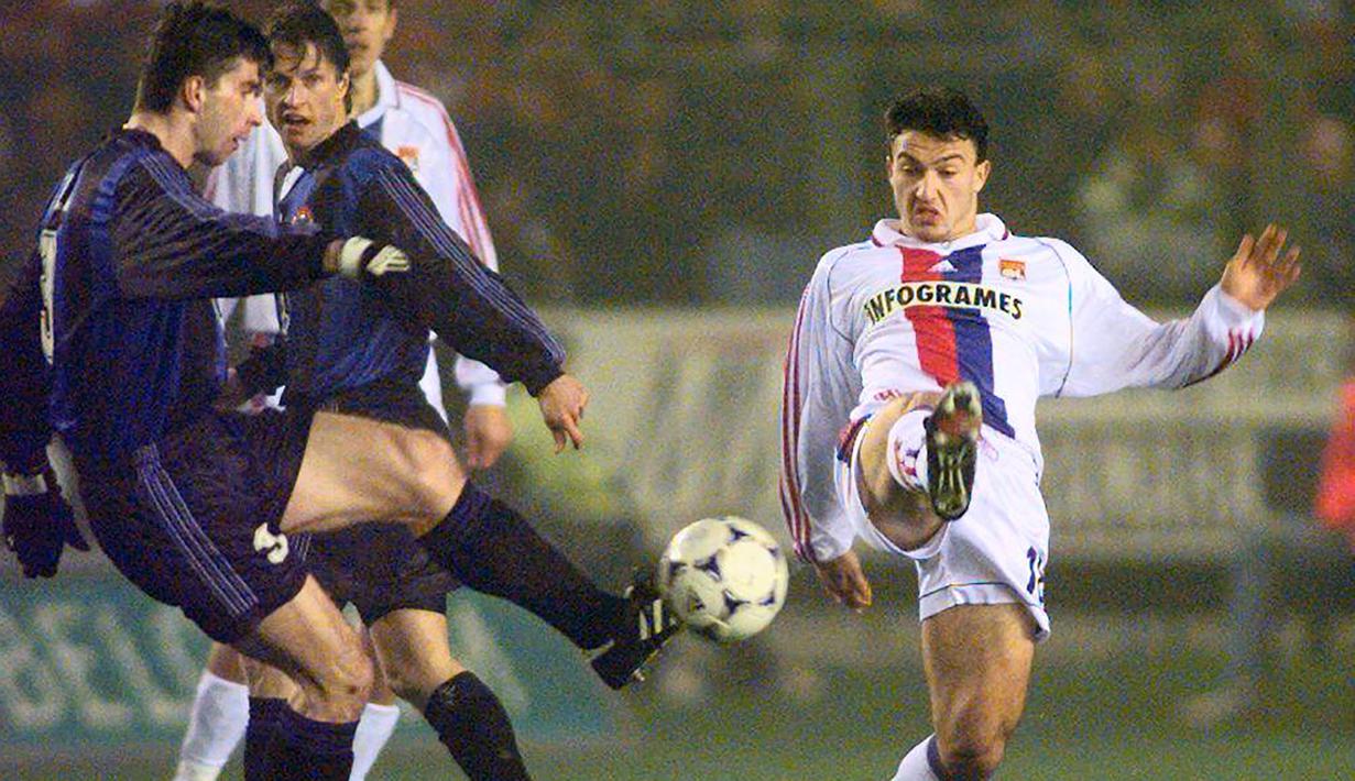 Steed Malbranque. Gelandang berusia 42 tahun yang pensiun di FC Limonest Juli 2021 ini dipromosikan ke tim utama Lyon pada 1997/1998 dan membela Lyon hingga 2000/2001. Pada 2001/2002 hingga 2010/2011 ia memperkuat Fulham, Tottenham Hotspur dan Sunderland di Premier League. (AFP/Gerard Malie)