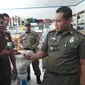 Imbas video viral berisi pesta mabuk lem siswi SMP di Gorontalo, Satpol PP melakukan sidak di sejumlah toko bangunan yang menjual lem jenis Eha-Bon. (Liputan6.com/ Arfandi Ibrahim)