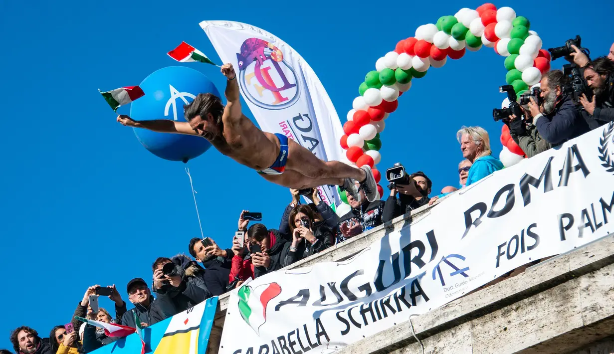 Walter Schirra dari Italia melompat ke Sungai Tiber dari Jembatan Cavour di Roma, Selasa (1/1). Masyarakat Italia menandai mulainya tahun 2019 dengan tradisi terjun ke Sungai Tiber dari jembatan setinggi 18 meter. (Massimo Percossi/ANSA via AP)