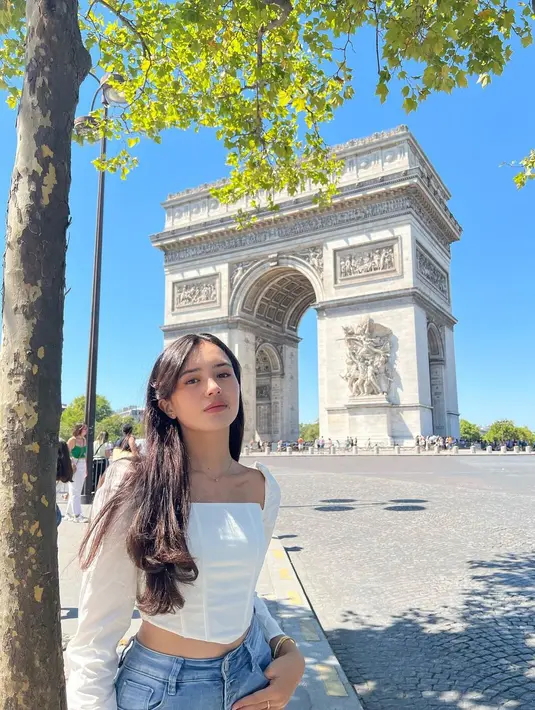Beby Tsabina juga mengunjungi Arc de Triomphe yang menjadi monumen terkenal di Paris. Ia memilih mengenakan squareneck long sleeve top berwarna putih yang dipadukan dengan jeans. (instagram/bebytsabina)