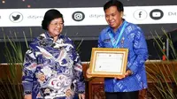 Kepala Dinas Lingkungan Hidup Kalimantan Timur, E.A. Rafiddin Rizal menerima penghargaan Program Kampung Iklim (ProKlim) Tahun 2023 di Auditorium Dr. Ir. Soedjarwo, Gedung Manggala Wanabakti, Jakarta, Selasa (24/10/2023). (Foto: Istimewa)