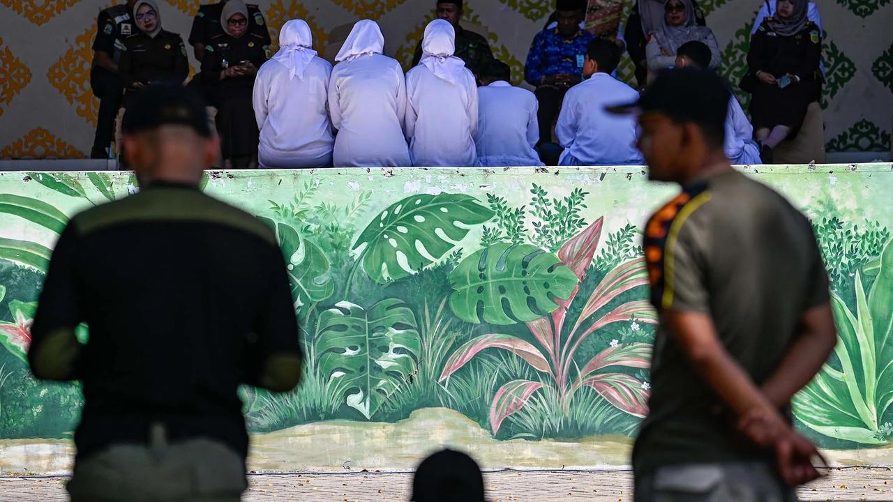 FOTO: Pelaksanaan Hukuman Cambuk di Banda Aceh Diwarnai Terpidana Pingsan