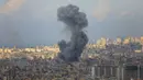 Asap mengepul dari lokasi serangan udara Israel yang menargetkan sebuah lingkungan di Beirut selatan, Rabu 13 November 2024. (Foto oleh AFP)