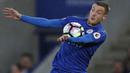 Penyerang Leicester City, Jamie Vardy (patut diperhitungkan menjadi top scorer Premier League 2017-2018. Musim 2016-2017 ia tampil 37 kali dan mencetak 13 gol. (AFP/Adrian Dennis)