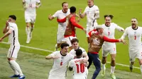 Para pemain Timnas Inggris tumpah ruah di lapangan saat merayakan gol yang dicetak oleh Raheem Sterling gol ke gawang Jerman pada babak 16 besar Euro 2020 di Stadion Wembley, Selasa (29/7/2021). (Matthew Childs/Pool via AP)