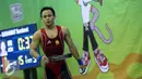 Lifter Nanggroe Aceh Darussalam, Surahmat bersiap melakukan angkatan clean and jerk di kelas 56kg PON XIX Jabar di Gymnasium Si Jalak Harupat, Kab Bandung, Selasa (20/9). Surahmat meraih emas dengan total angkatan 255kg. (Liputan6.com/Helmi Fithriansyah)