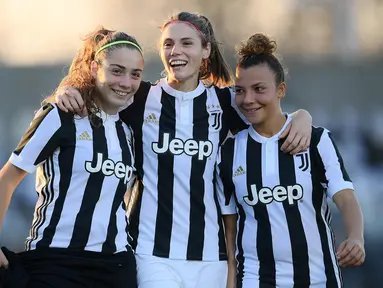 Gelandang tim wanita Juventus, Benedetta Glionna (kiri), Cecilia Salvai (tengah) dan bek Arianna Caruso merayakan kemenangan usai pertandingan melawan Sassuolo di Liga wanita Italia di Vinovo (18/11). Juventus menang 2-0. (AFP Photo/Marco Bertorello)