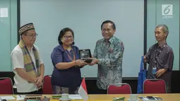 Direktur SCM sekaligus Presiden Direktur Indosiar, Imam Sudjarwo (kedua kanan) memberikan cendera mata kepada Ketua PGI, Pdt Dr Henriette Tabita Lebang (kedua kiri) saat silatuhrami di Jakarta, Rabu (31/7/2019). (Liputan6.com/Faizal Fanani)
