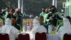 Pengemudi ojek online antre saat menjalani swab test COVID-19 di Alam Sutra, Tangerang Selatan, Banten, Selasa (21/7/2020). Swab test gratis yang digelar Pemerintah Provinsi Banten melalui Dinas Kesehatan tersebut diikuti oleh 700 pengemudi ojek online. (merdeka.com/Dwi Narwoko)