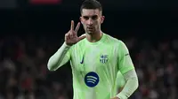 Pemain depan Barcelona asal Spanyol #07, Ferran Torres, mengacungkan tiga jari setelah mencetak gol ketiganya selama pertandingan leg pertama perempat final Copa del Rey (Piala Raja) antara Valencia CF dan FC Barcelona di Stadion Mestalla di Valencia, Jumat dini hari WIB (7-2-2025). (JOSE JORDAN/AFP)