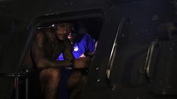 David da Silva yang mencetak gol penyeimbang ke gawang Persija Jakarta tak luput ikut menaiki kendaraan yang biasa dipakai untuk mengendalikan massa. Ia memilih duduk persis di dekat pintu samping. (Bola.com/Ikhwan Yanuar)