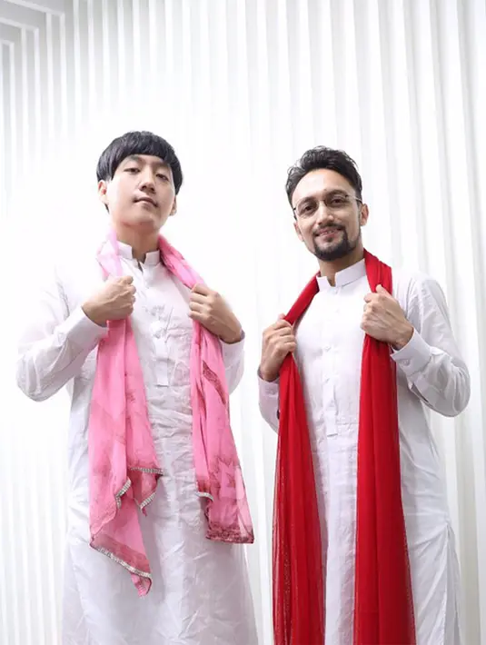 Jay Kim juga ikut merayakan Idul Adha dengan menggunakan baju koko putih. Ia mendapatkan dukungan dari rekan-rekannya saat ingin belajar mengenai Islam. (Liputan6.com/IG/@jaehan9192)