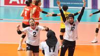 Selebrasi tim bola voli putri Indonesia, Ratri Wulandari (kiri) dan Agustin Wulandari setelah mencetak angka pada laga semifinal cabor bola voli putri SEA Games 2023 menghadapi Vietnam di Olympic Complex Indoor Stadium, Phnom Penh, Kamboja, Sabtu(13/5/2023). Tim bola voli putri Indonesia kalah 2-3 (25-21, 15-25, 25-16, 22-25 dan 12-15). (Bola.com/Abdul Aziz)