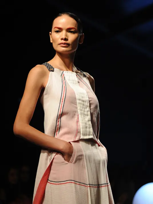 Anjali Lama berpose saat membawakan busana karya perancang Gen Next di Lakmé Fashion Week Summer Resort 2017 di kota Mumbai, India (2/1). Selain menjadi model ia juga aktif sebagai aktivis LGBT yang bernama Blue Diamond Society. (Stringer / AFP)