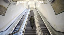 Seorang komuter berjalan di lantai atas di stasiun metro-RER Saint-Lazare di Paris selama aksi pemogokan massal, Kamis (10/11/2022). Pekerja kereta komuter di ibu kota Prancis melakukan pemogokan massal dan menuntut kenaikan gaji. (Bertrand GUAY / AFP)