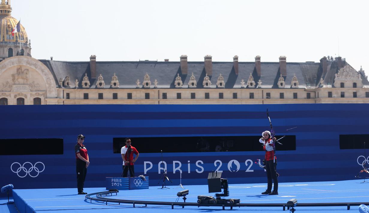 <p>Atlet panahan putri Indonesia, Diananda Choirunisa melepaskan anak panah saat menghadapi wakil Belanda, Laura van der Winkel pada babak 64 besar nomor individual putri Olimpiade Paris 2024 di Les Invalides Arena, Paris, Selasa (30/7/2024). Diananda Choirunisa menang 7-1. (Dok. NOC Indonesia/Naif Muhammad Al'as)</p>