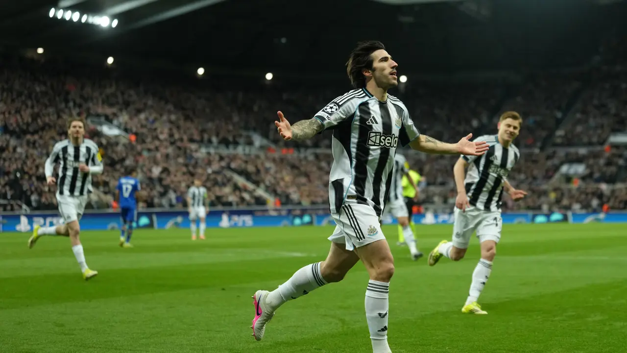 Selebrasi Sandro Tonali di laga Newcastle vs Qarabag di leg kedua playoff Liga Champions 2025/2026 di St. James Park, Rabu (25/02/2026) dini hari WIB.