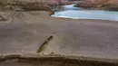Pemandangan Waduk Sau, sekitar 100 km (62 mil) utara Barcelona, ​​Spanyol, Selasa, 18 April 2023. Pihak berwenang di wilayah timur laut Spanyol yang mengalami kekeringan memperingatkan bahwa Barcelona dan daerah sekitarnya yang merupakan rumah bagi sekitar 6 juta orang dapat menghadapi pembatasan penggunaan air yang lebih ketat dalam beberapa bulan mendatang. (AP Photo/Emilio Morenatti)