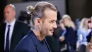 David Beckham usai menyaksikan fashion show koleksi Spring/Summer 2018 Victoria Beckham di New York Fashion Week, Minggu (10/9). David berada di barisan terdepan bersama sang putra, Brooklyn  untuk menunjukkan support mereka. (EDUARDO MUNOZ ALVAREZ / AFP)