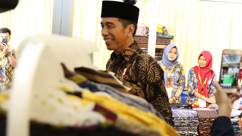 Pakai Sarung dan Peci, Jokowi Buka Muslim Fashion Festival 2018