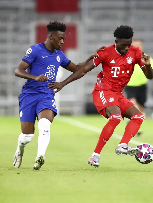 Gelandang Bayern Munchen, Alphonso Davies mengontrol bola dari kawalan striker Chelsea, Callum Hudson-Odoi pada leg kedua babak 16 besar Liga Champions di Allianz Arena, Jerman (8/8/2020). Munchen menang 4-1 atas Chelsea. (AP Photo/Matthias Schrader)