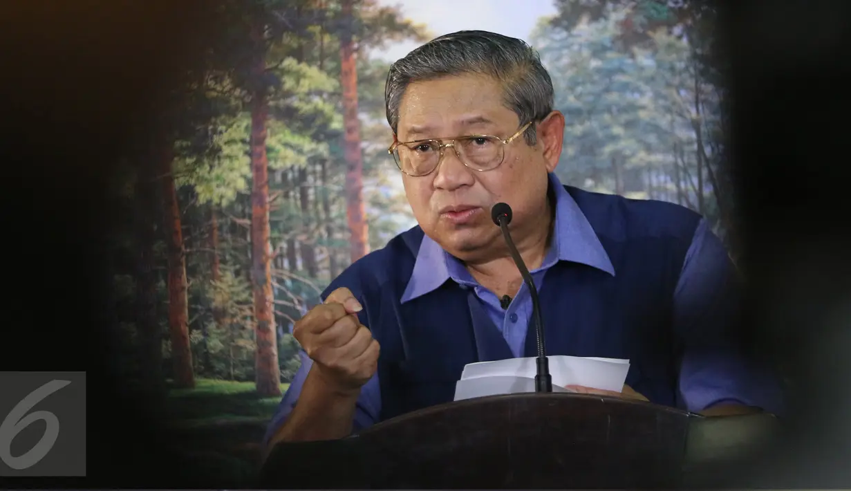 Presiden ke-6 RI Susilo Bambang Yudhoyono (SBY) angkat suara terkait isu terkini di Cikeas, Bogor, Rabu (2/11). SBY menyikapi tuduhan terhadap dirinya sebagai dalang rencana demonstrasi besar-besaran 4 November mendatang. (Liputan6.com/Herman Zakharia)