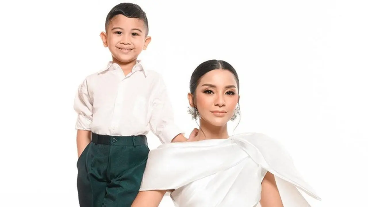 7 Gaya Pemotretan Kirana Larasati dan Sang Anak, Tampil Kompak Pakai Baju Couple