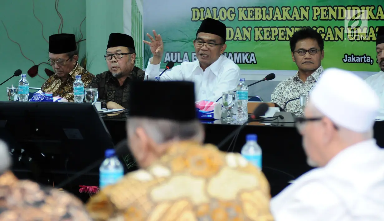 Mendikbud Muhadjir Effendy (ketiga kiri) saat menghadiri Rapat Pleno ke-19 Dewan Pertimbangan MUI di Jakarta, Rabu (23/8). Selain rapat juga dilakukan Dialog Kebijakan Pendidikan Nasional dan Kepentingan Umat Islam. (Liputan6.com/Helmi Fithriansyah)