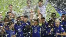 Pemain Chelsea merayakan dengan trofi setelah memenangkan Piala Super Eropa 2021 melawan Villarreal di Windsor Park, Kamis dinihari WIB (12/8/2021). Chelsea juara setelah menang 6-5 lewat drama adu penalti usai kedua tim bermain imbang hingga perpanjangan waktu. (AP Photo/Peter Morrison)