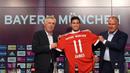 Pemain baru Bayern Munchen, James Rodriguez, memegang jersey nomor 11 saat perkenalan dirinya di Munchen, Rabu (12/7/2017). (AFP/Christof Stache)