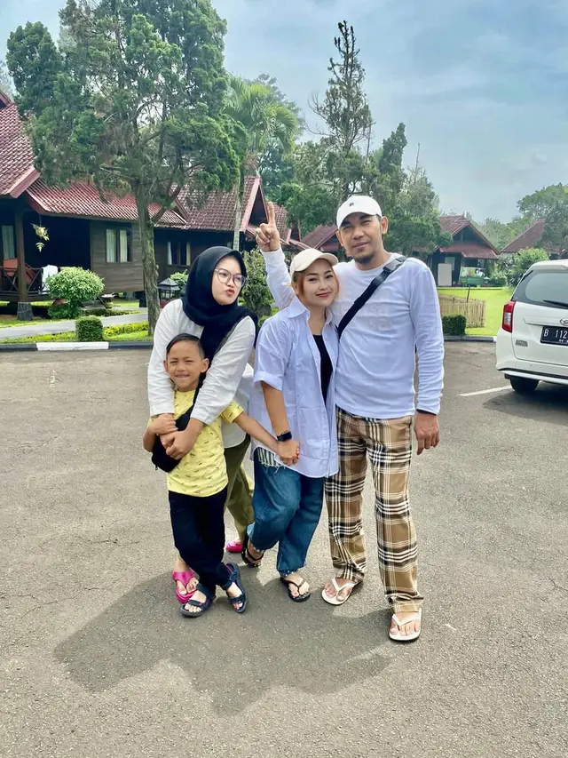 Potret Kenangan Mpok Alpa dan Suami, Hangatnya Momen Bersama Keluarga Tercinta