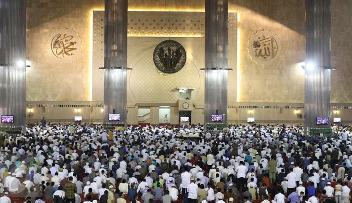 Ratusan warga melakukan salat gerhana matahari di Masjid Istiqlal, Jakarta, Rabu (9/3/2016). Salat gerhana tersebut diadakan sebagai ungkapan syukur atas kuasa Allah SWT. (Liputan6.com/Herman Zakharia)