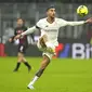 Lorenzo Pellegrini dari Roma beraksi selama pertandingan sepak bola Serie A antara AC Milan dan Roma di stadion San Siro, di Milan, Italia, Minggu, 8 Januari 2023. (AP Photo/Antonio Calanni)