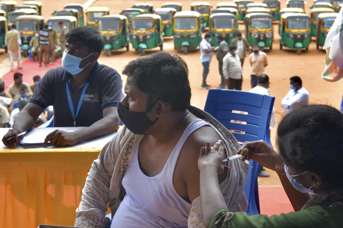 Pengemudi Bajaj di India Jalani Vaksinasi Covid-19