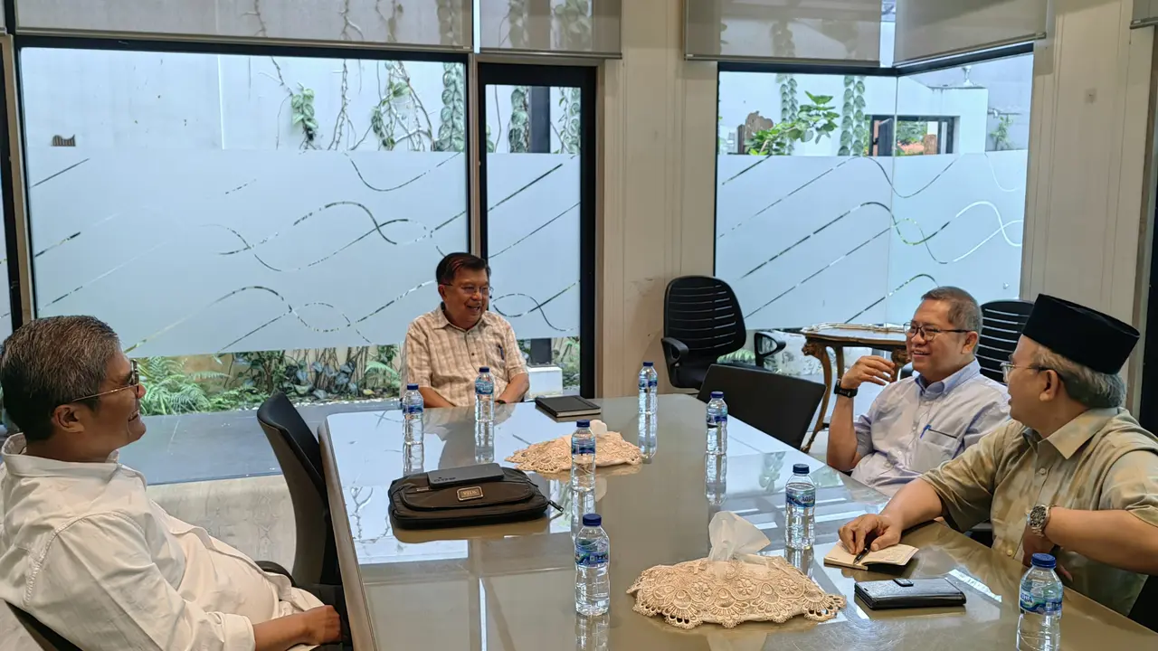 Ketua Umum Dewan Masjid Indonesia (DMI), Jusuf Kalla (JK) melakukan rapat terbatas bersama sejumlah pengurus di kediaman Pribadinya Jalan Brawijaya no 6 Kebayoran Baru Jakarta Selatan, Sabtu 25 Januari 2025 (Istimewa)