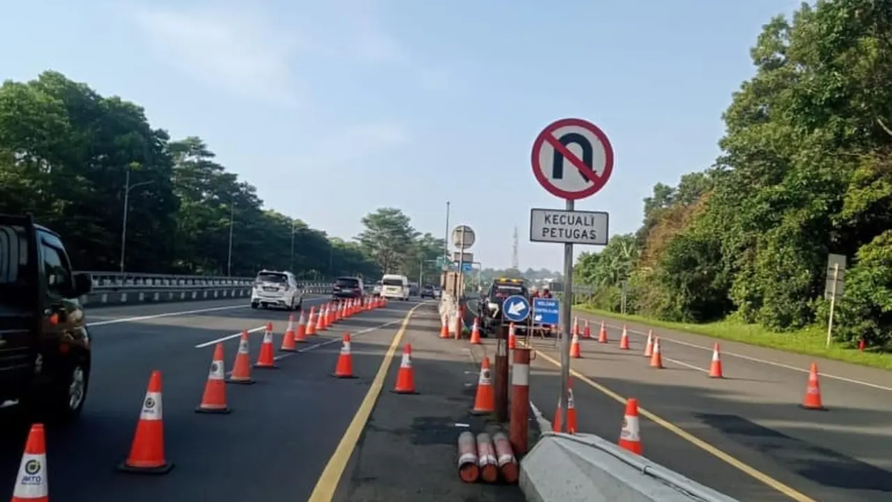 Suasana Lalu Lintas di ruas Tol Jagorawi arah Puncak.