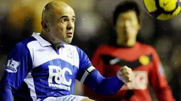Gaya kapten dan bek kanan Birmingham City Stephen Carr beraksi dengan bola di laga lanjutan EPL melawan Manchester United di St Andrews Stadium, 9 Januari 2010. AFP PHOTO / ADRIAN DENNIS