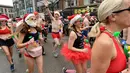 Peserta memulai lomba menyusuri Boylston Street selama Santa Speedo Run di Boston, Massachusetts, Sabtu (14/12/2019). Acara yang menjadi tradisi tahunan  tersebut bertujuan untuk mengumpulkan donasi untuk membantu anak-anak setempat yang membutuhkan. (Joseph Prezioso/AFP)