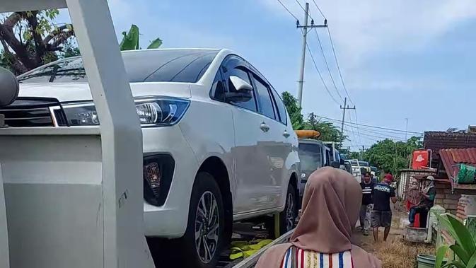 Sejumlah warga di Tuban memborong mobil baru usai menerima ganti rugi. (Ahmad Adirin/Liputan6.com)