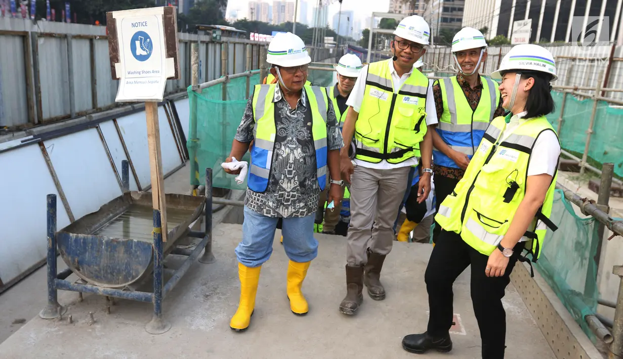 Menteri Koordinator Bidang Perekonomian Darmin Nasution memantau pembangunan proyek MRT Jakarta fase I di Senayan, Jakarta, Senin (11/6). Menurut dia, stasiun tersebut didesain dengan sangat baik dan modern. (Liputan6.cpm/Angga Yuniar)